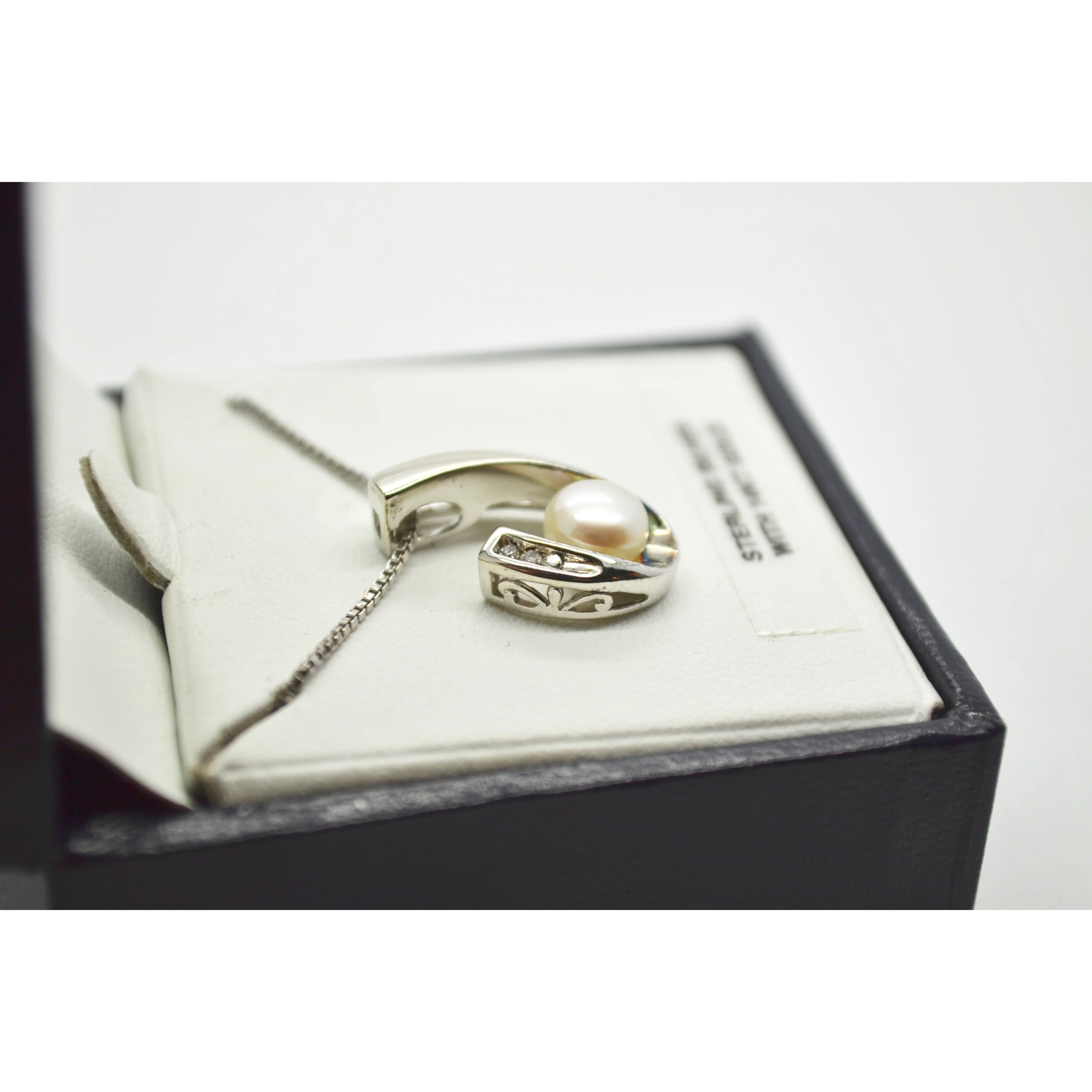 Fine Jewellery 14K Yellow Gold & Sterling Silver 0.01ct Diamond & Pearl Pendant - Image 4